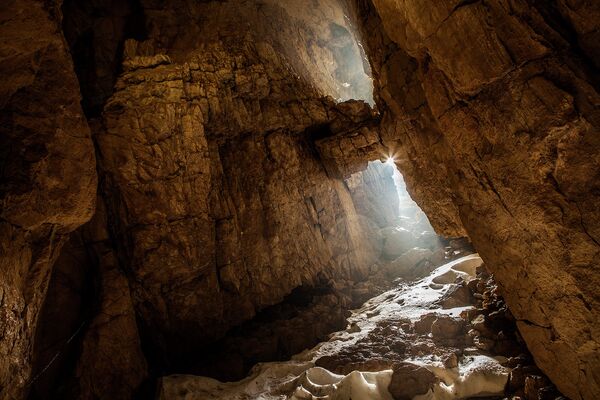 Вход в пещерную систему Илюхина на высоте 2400м