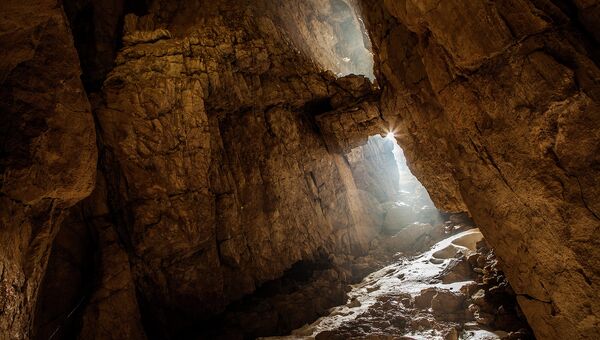Вход в пещерную систему Илюхина на высоте 2400м
