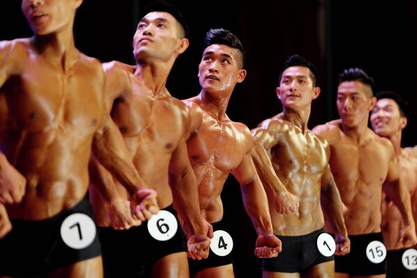 Участники конкурса по бодибилдингу в Ляньюньгане, Китай