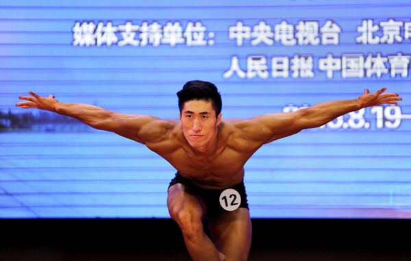 Участник конкурса по бодибилдингу в Ляньюньгане, Китай