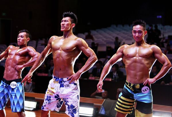 Участники конкурса по бодибилдингу в Ляньюньгане, Китай