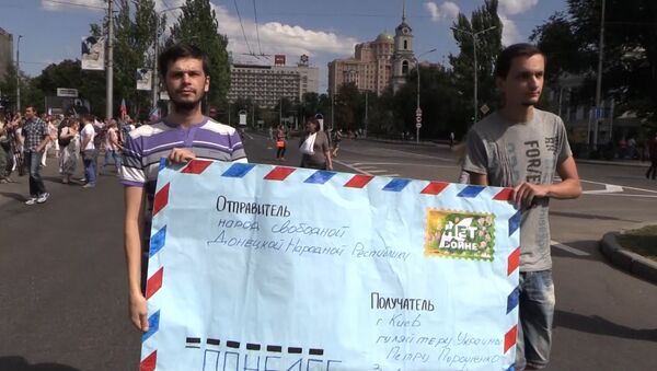 Жители Донецка несли огромное письмо Порошенко на митинге против политики Киева