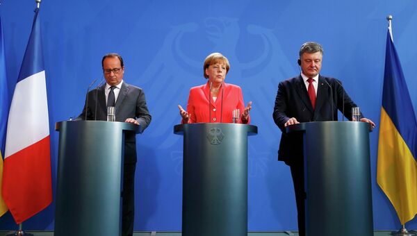 Канцлер Германии Ангела Меркель, президент Франции Франсуа Олланд и президент Украины Петр Порошенко общаются со СМИ после встречи в Берлине