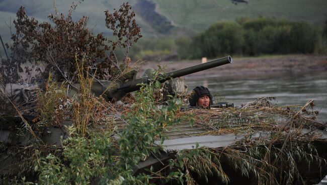 Военнослужащий на БМП-2. Архивное фото