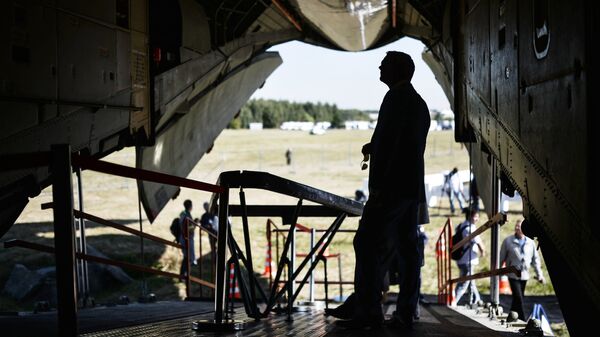 Посетитель выставки осматривает самолет Ил-76МДК, предназначенный для подготовки космонавтов, во время открытия авиасалона МАКС. Архивное фото