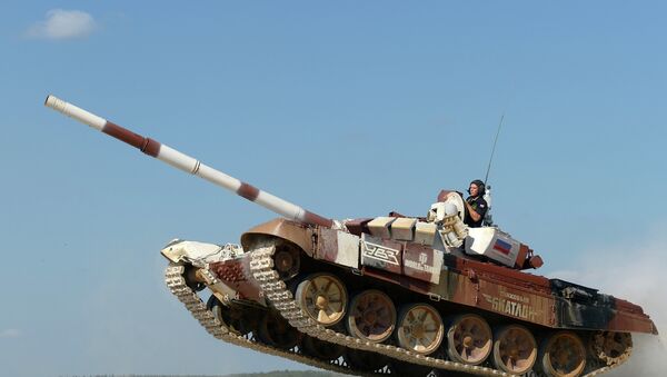 Экипаж из России на танке Т-72Б. Архивное фото