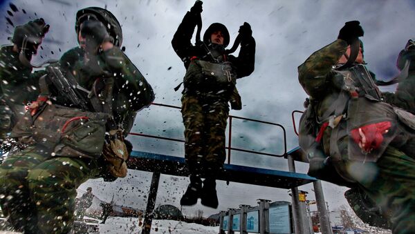 Служащие воздушно-десантной дивизии воинской занимаются тренировкой прыжков с парашютом. Архивное фото