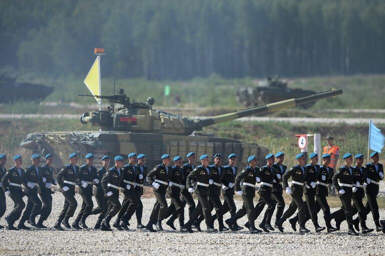 Военнослужащие воздушно-десантных войск во время соревнований чемпионата мира Танковый биатлон - 2014