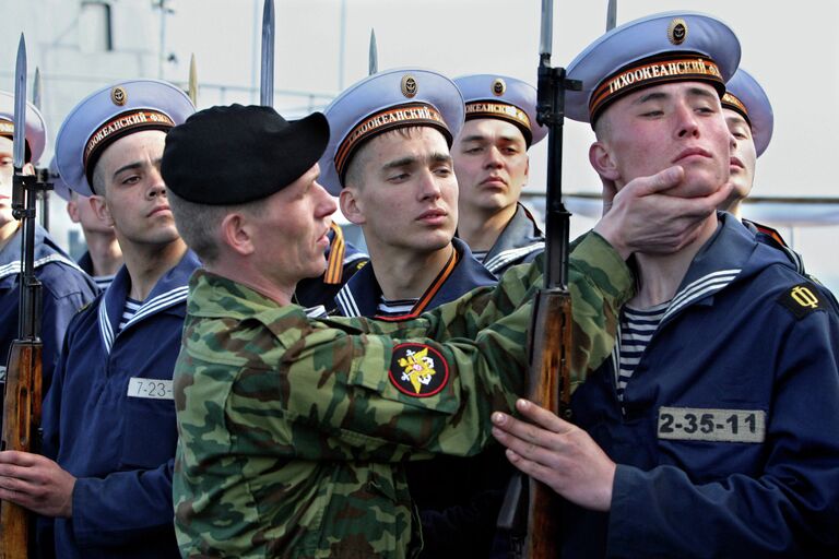 Во время занятий роты почетного караула гвардейского ракетного крейсера Варяг