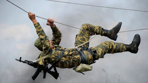 Бойцы на полосе препятствий во время практических занятий в расположении 22-й отдельной Гвардейской бригады специального назначения, дислоцирующейся в Ростовской области