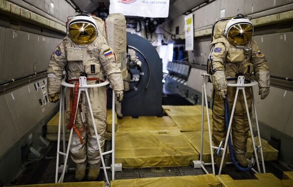 Тренажеры в салоне самолета ИЛ-76 МДК, предназначенного для подготовки космонавтов, представлены на открытии Международного авиационно-космического салона МАКС-2015