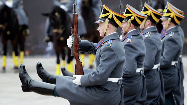 Личный состав Президентского полка принимает участие в церемониальном разводе конных и пеших караулов на Соборной площади Московского Кремля. Архивное фото