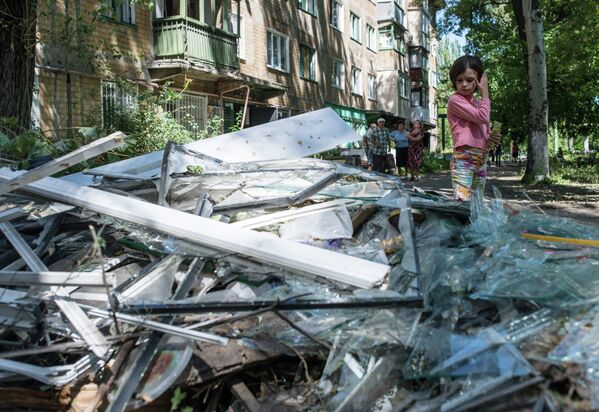 Жители Горловки убирают территорию около многоквартирного жилого дома на улице Кирова