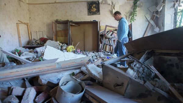 Житель Горловки в разрушенной квартире. Архивное фото