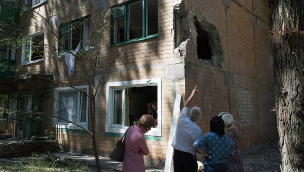 Жители Горловки у многоквартирного жилого дома на улице Кирова. Архивное фото