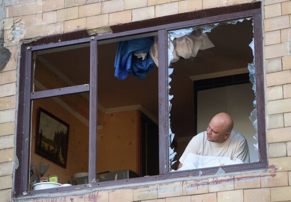 Житель Горловки в разрушенной квартире многоквартирного жилого дома на улице Кирова