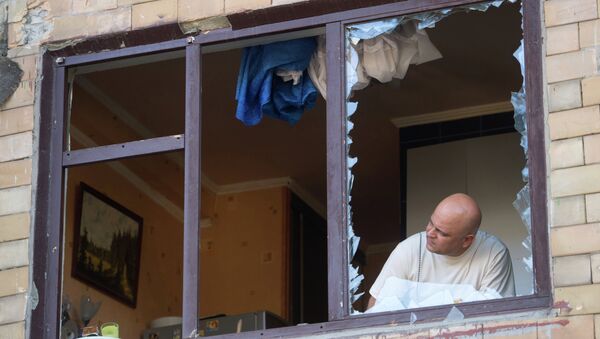 Житель Горловки в разрушенной квартире многоквартирного жилого дома. Архивное фото