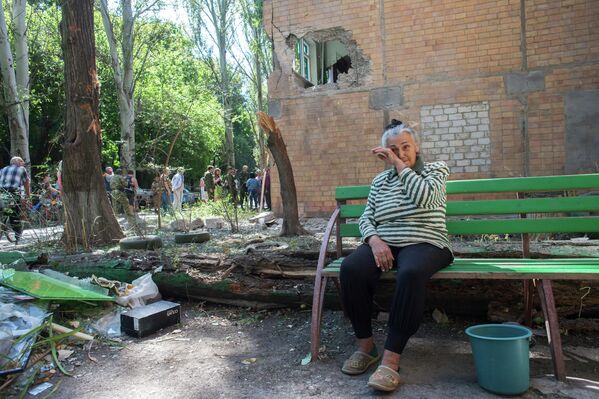 Жительница Горловки у многоквартирного жилого дома на улице Кирова