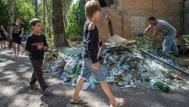 Жители Горловки убирают территорию около многоквартирного жилого дома на улице Кирова