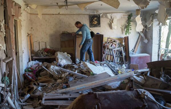 Жители Горловки в разрушенной квартире многоквартирного жилого дома на улице Кирова