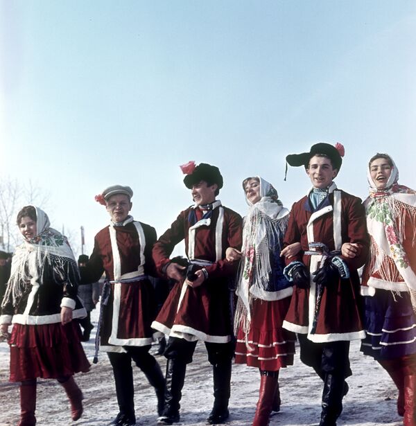 Молодые жители уральского села Тыгиш на традиционном празднике Русская зима