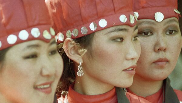 Девушки в национальных костюмах на якутском традиционном фольклорном празднике Ысыах