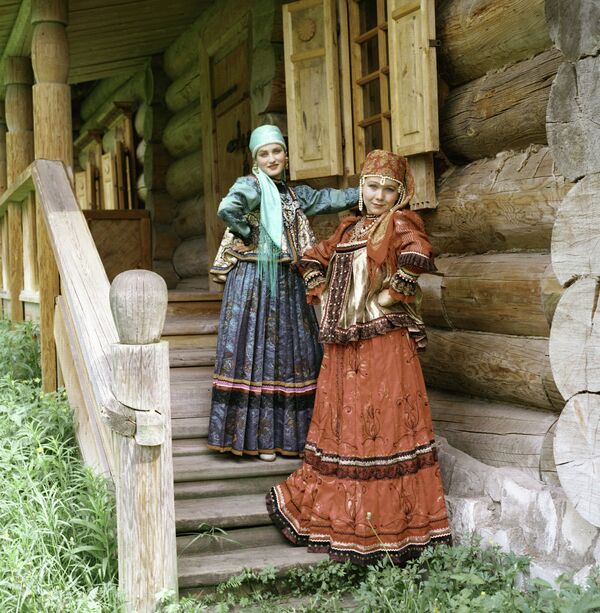 Девушки в традиционных нарядах коми-ижемок