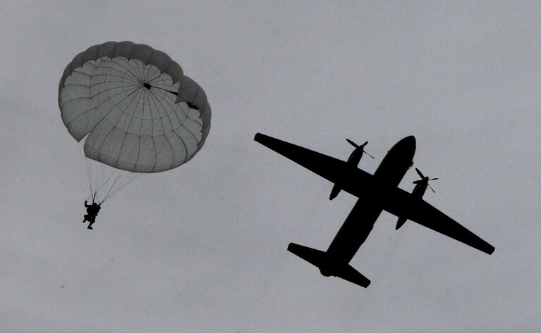 Самолет Ан-26 Тихоокеанского флота РФ во время высадки воздушного десанта