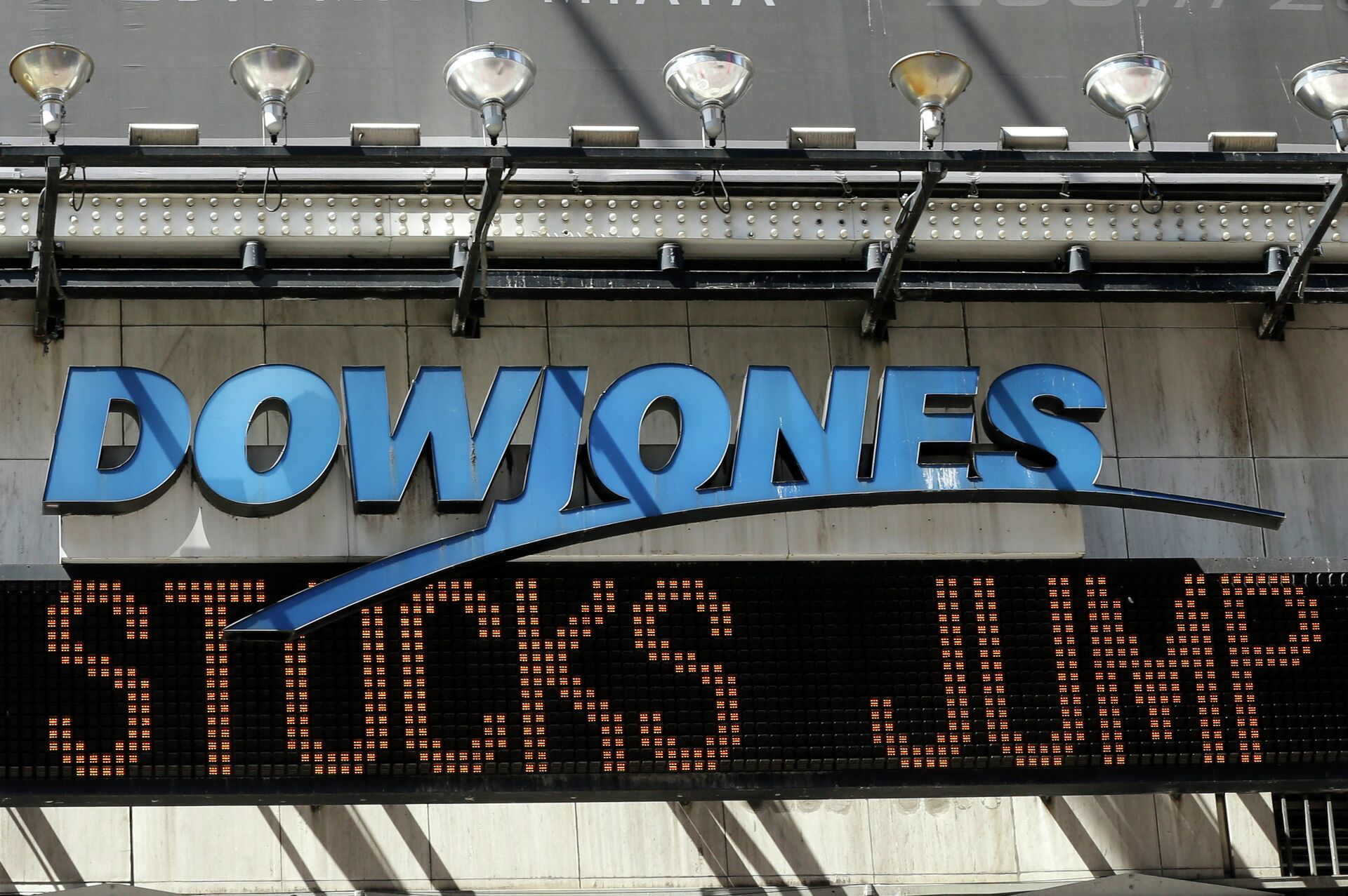 Индикатор Доу Джонса на Таймс-сквер в Нью-Йорке, США - РИА Новости, 1920, 02.09.2020