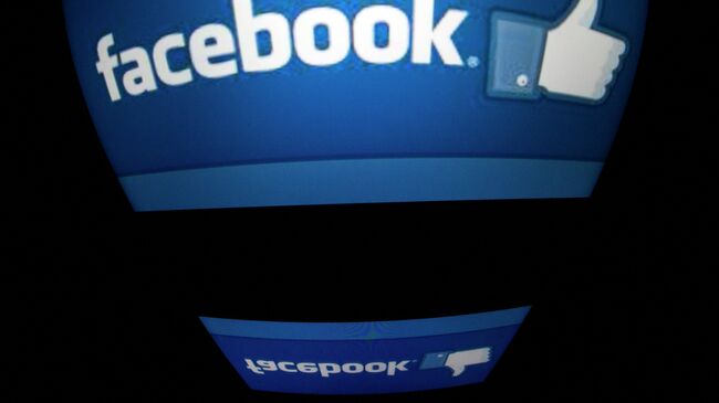 Логотип социальной сети Facebook на экране планшета. Архивное фото