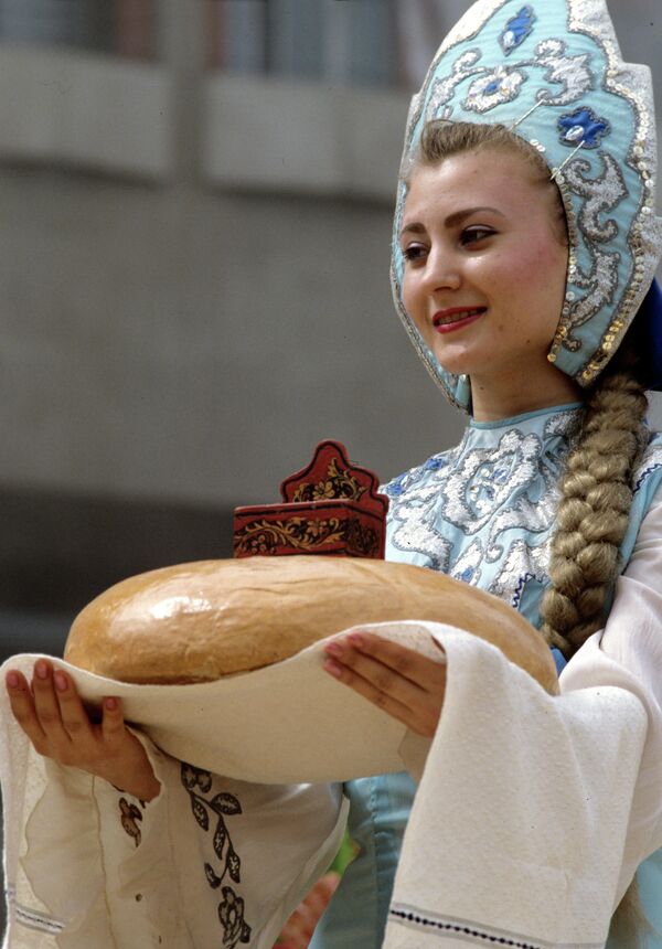 Традиционные русские хлеб-соль во время встречи дорогих гостей