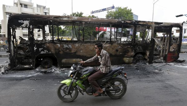 Последствия беспорядков после митинга в штате Гуджарат на западе Индии