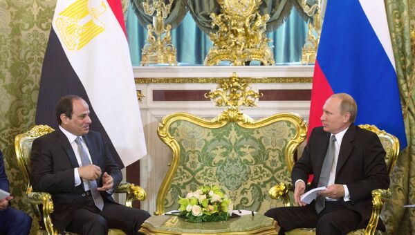 Президент России Владимир Путин (справа) и президент Арабской Республики Египет Абдель Фатах ас-Сиси во время встречи в Кремле