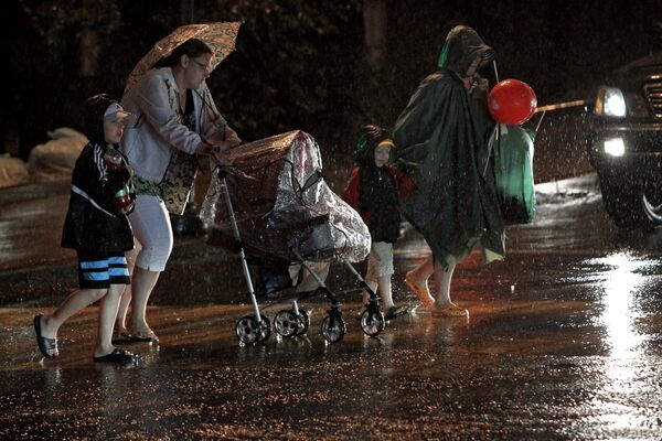 Горожане во время тайфуна Гони на улице Алеутской во Владивостоке