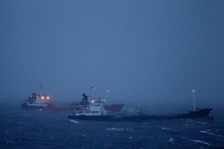 Суда в Амурском заливе во время тайфуна Гони в Приморском крае