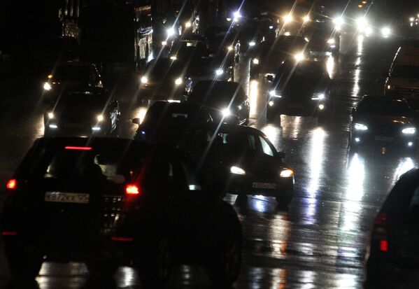 Автомобили во время тайфуна Гони на улице Алеутской во Владивостоке