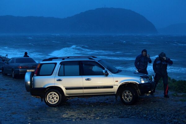Горожане на берегу Амурского залива во время тайфуна Гони во Владивостоке