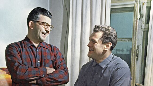 Писатель-фантаст Аркадий Стругацкий (слева) и художник-фантаст Андрей Соколов