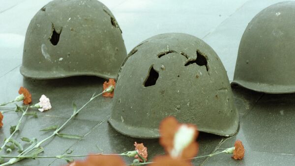 Пробитые осколками каски советских солдат. Архивное фото