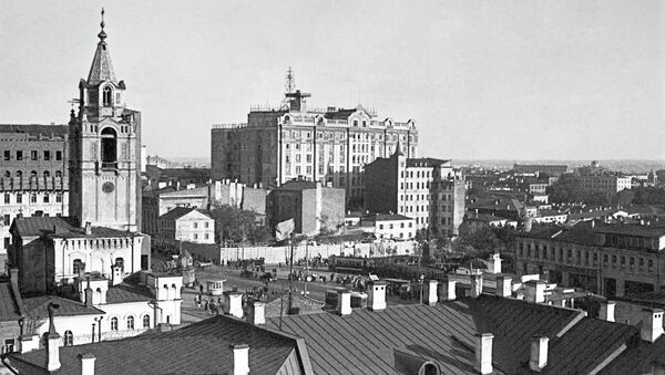 Колокольня Страстного монастыря (слева). Архивное фото