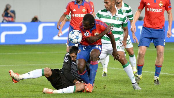 Игрок ЦСКА Сейду Думбия забивает гол в ворота Спортинга в матче раунда плей-офф Лиги чемпионов УЕФА
