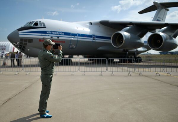 Посетитель у самолета Ил-76МД-90А на Международном авиационно-космическом салоне МАКС-2015 в подмосковном Жуковском