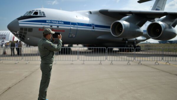Посетитель у самолета Ил-76МД-90А на МАКС-2015. Архивное фото