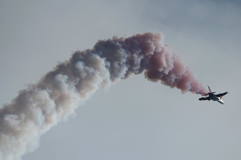 Самолет Як-130 во время показательных выступлений на Международном авиационно-космическом салоне МАКС-2015 в подмосковном Жуковском