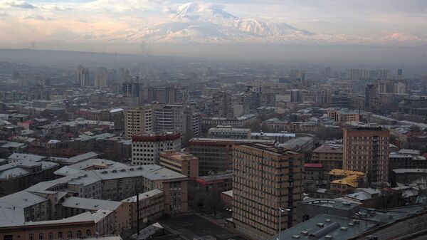 Вид Еревана. На заднем плане - гора Арарат, находящаяся на территории Турции