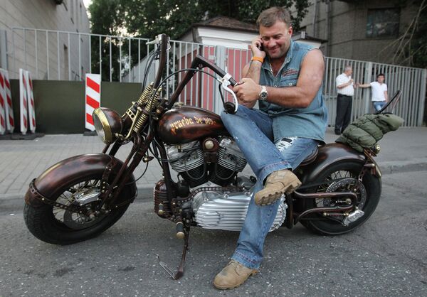 Актер Михаил Пореченков на мотоцикле