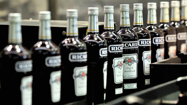 Конвейер на заводе французского производителя алкогольной продукции Pernod Ricard. Архивное фото