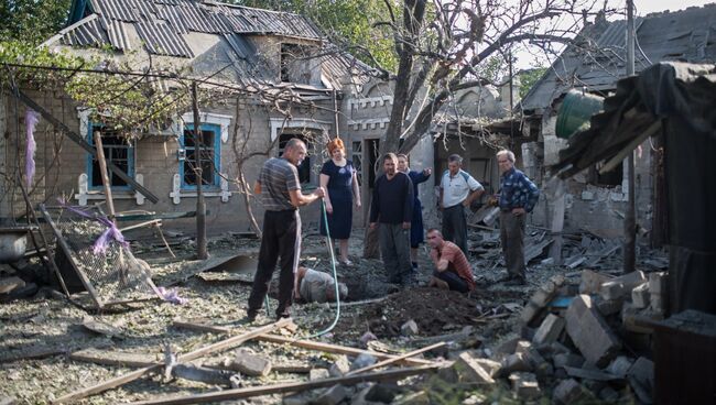 Последствия обстрела поселка Александровка в Донецкой области. Архивное фото