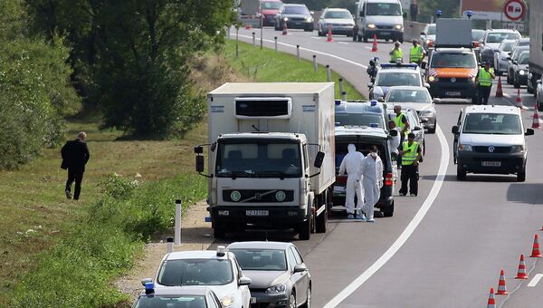Австрийская полиция на трассе А4 между населенными пунктами Нойзидль и Парн, где был обнаружен грузовик с телами мигрантов. Архивное фото