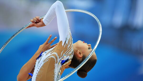 Маргарита Мамун (Россия) выполняет упражнения с обручем в соревнованиях Кубка мира по художественной гимнастике в Казани